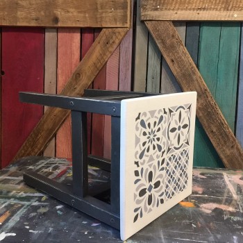 Maľovaný stolček
