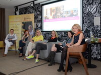 Rok E-žien apríl 2015 - zľava Andrea Trávničková, Martina Valešová,  Daniela Rau, Mirka Števková, Lucia Lužinská a Gabi Revická 